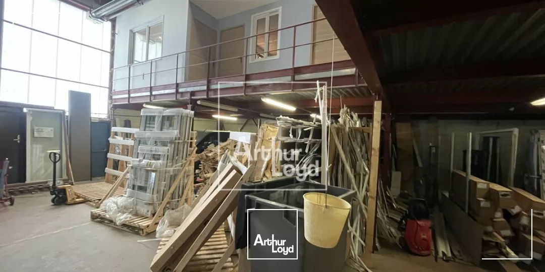 Local d'activité - Parking fermé 