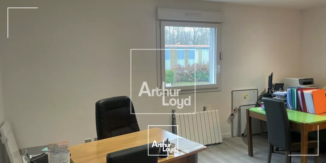 Local d'activité - Parking fermé 