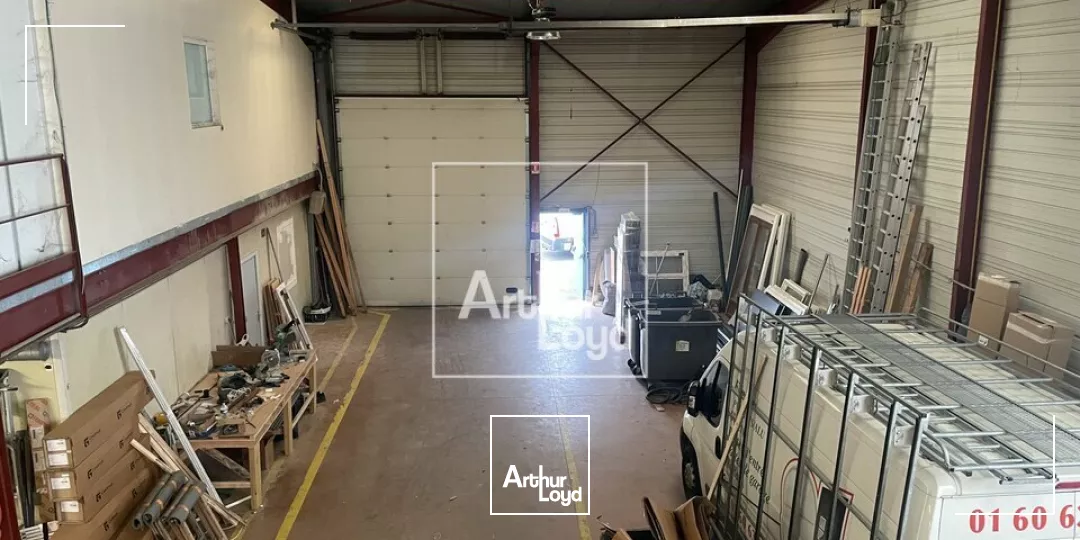 Local d'activité - Parking fermé 