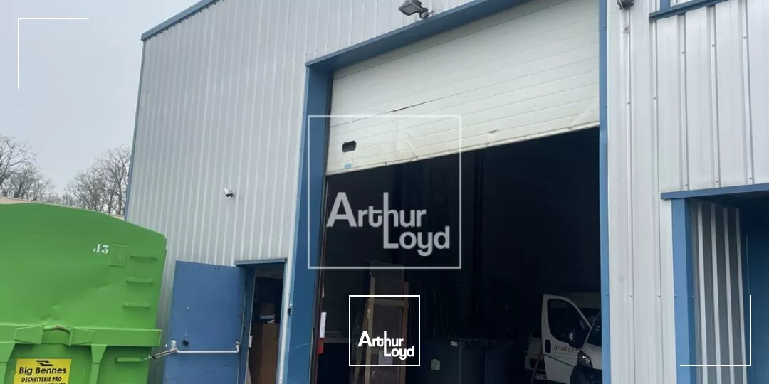 Local d'activité - Parking fermé 