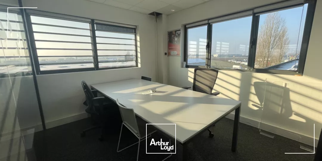 À louer : bureaux lumineux et aménagés - accès direct A1 - prestations haut de gamme