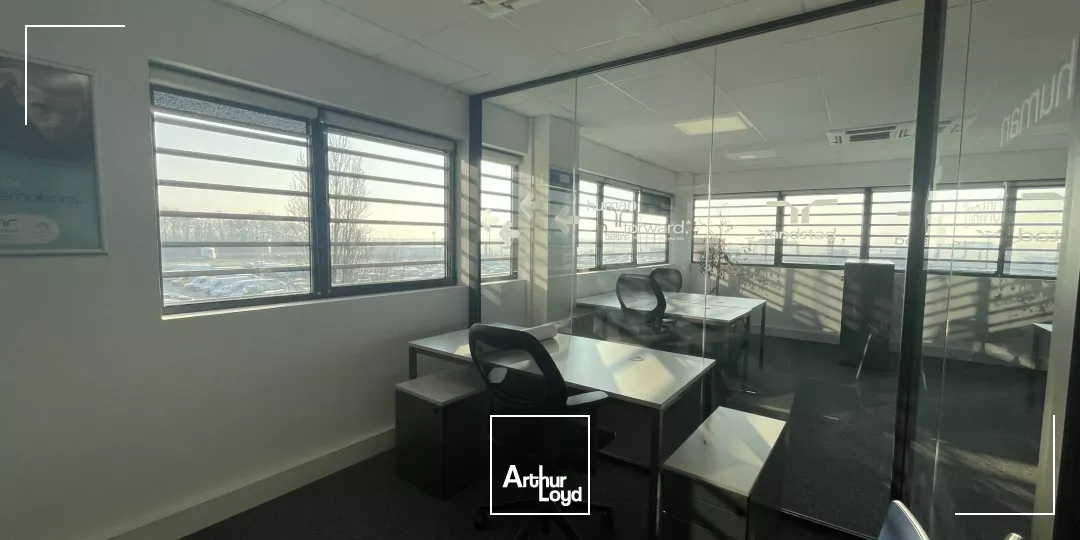 À louer : bureaux lumineux et aménagés - accès direct A1 - prestations haut de gamme
