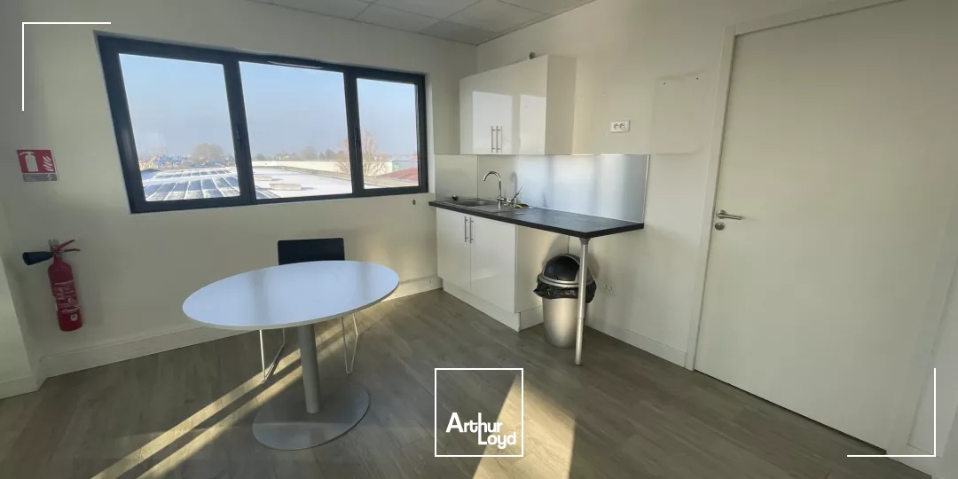 À louer : bureaux lumineux et aménagés - accès direct A1 - prestations haut de gamme