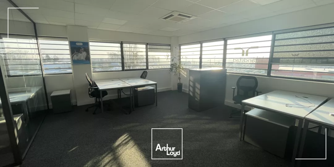 À louer : bureaux lumineux et aménagés - accès direct A1 - prestations haut de gamme