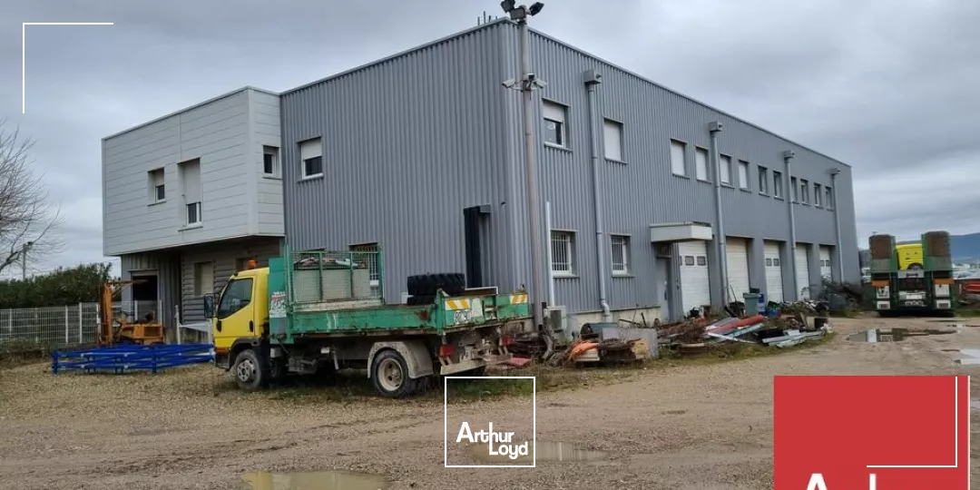 MONTÉLIMAR ZONE NORD - A LOUER BÂTIMENT INDÉPENDANT DE 970 M2 SUR UNE PARCELLE DE PLUS DE 10 000 M2 - IDÉAL ACTIVITÉ STOCKAGE EXTERIEUR