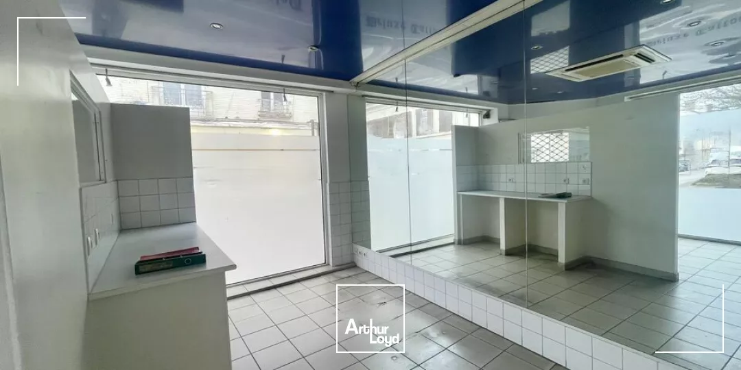 Local commercial idéalement situé en angle de rue dans le centre-ville de Reims.