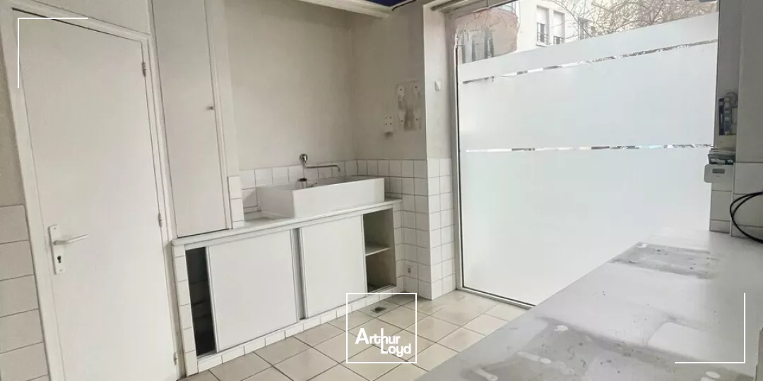 Local commercial idéalement situé en angle de rue dans le centre-ville de Reims.