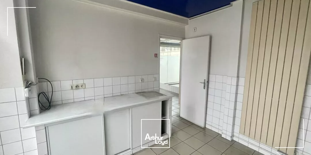 Local commercial idéalement situé en angle de rue dans le centre-ville de Reims.