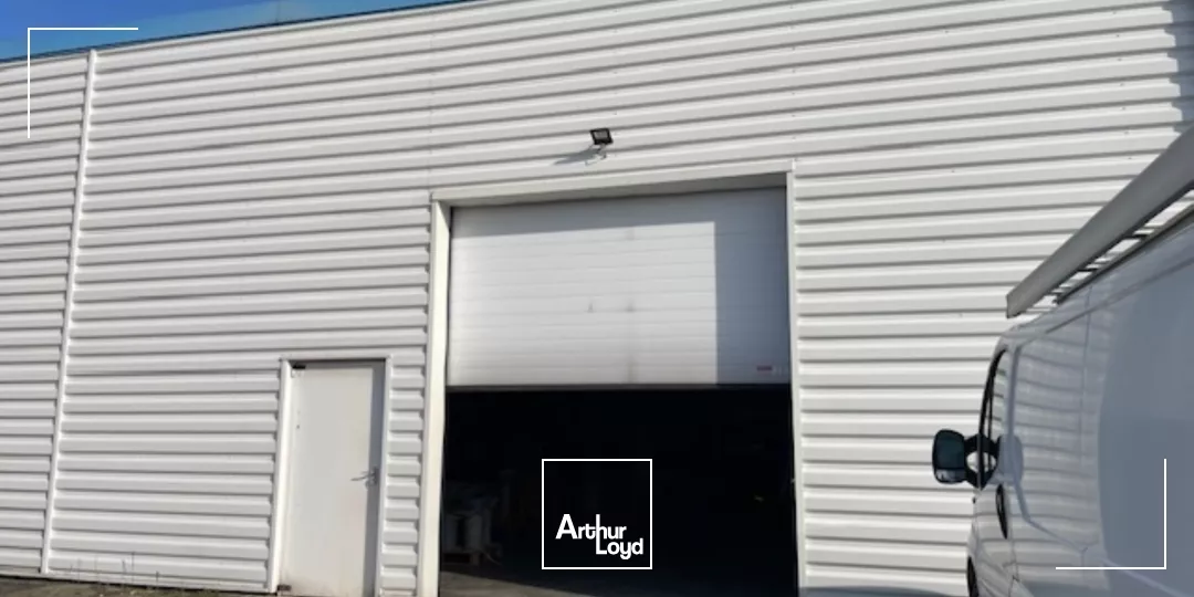 Situé en ZI à proximité de Soissons, à proximité des axes N2 et N31, un atelier/local de stockage d'une surface totale de 250 m2 environ à location, immédiatement disponible.