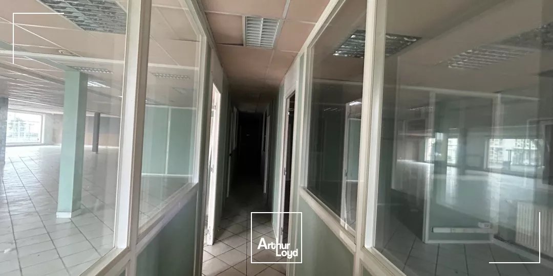 LOCAUX COMMERCIAUX - A VENDRE - 870 M2 - SAINT-QUENTIN