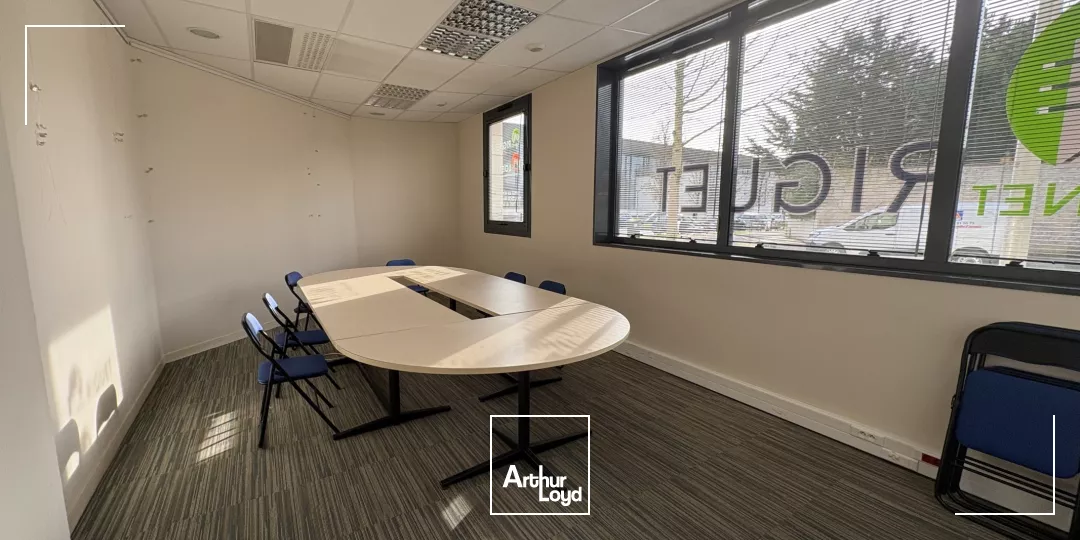 Plateau de bureaux en rez-de-chaussée d'environ 216 m2 avec parkings au Sud d'Orléans (CANDOLLE)