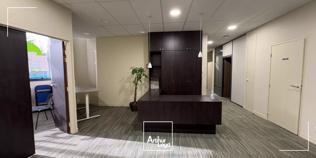 Plateau de bureaux en rez-de-chaussée d'environ 216 m2 avec parkings au Sud d'Orléans (CANDOLLE)
