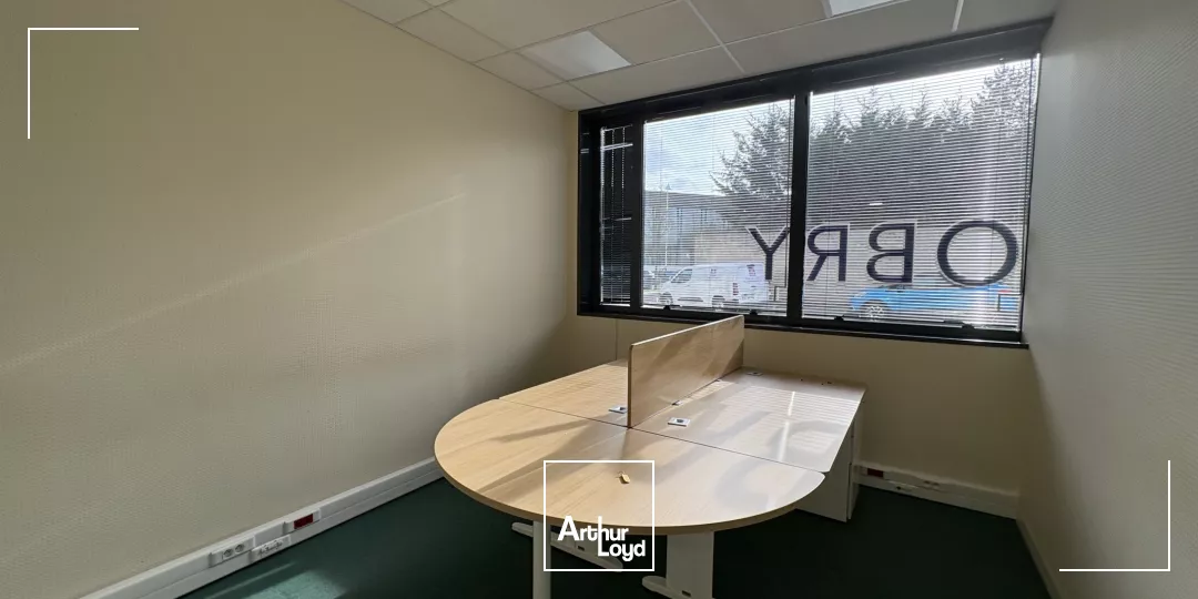 Plateau de bureaux en rez-de-chaussée d'environ 216 m2 avec parkings au Sud d'Orléans (CANDOLLE)