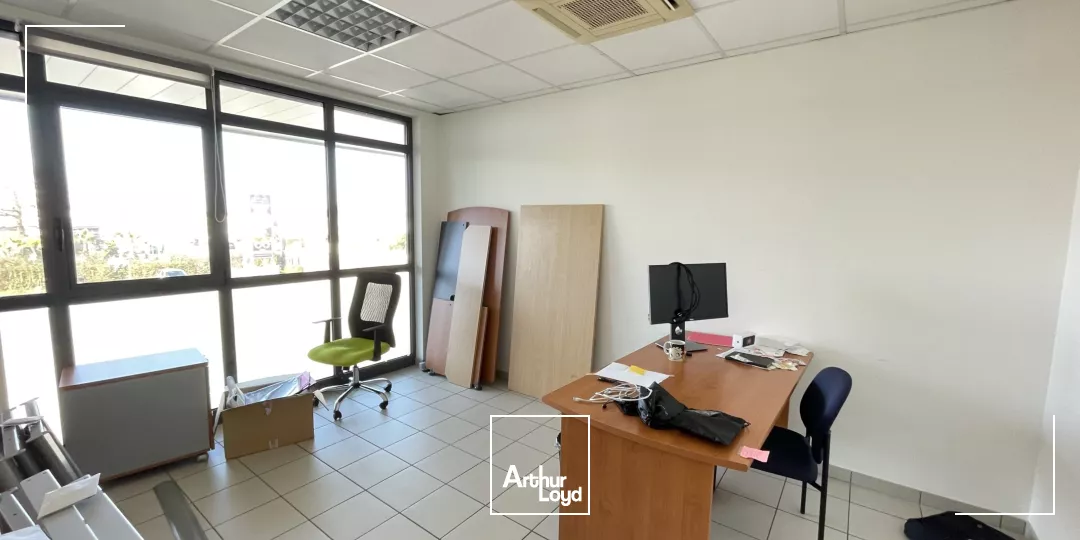 BUREAUX À LOUER-74 M²-REZÉ