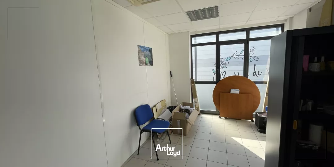 BUREAUX À LOUER-74 M²-REZÉ