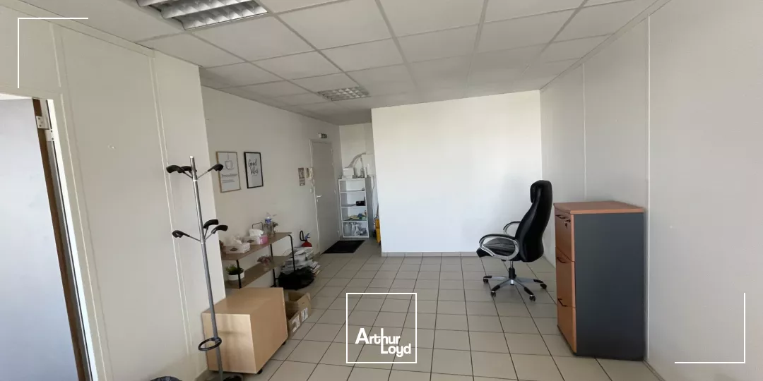 BUREAUX À LOUER-74 M²-REZÉ