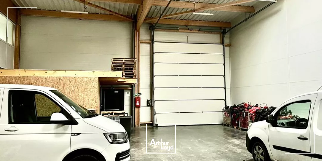 A LOUER LOCAUX D'ACTIVITÉS 460m2 sur Zone Commerciale attractive