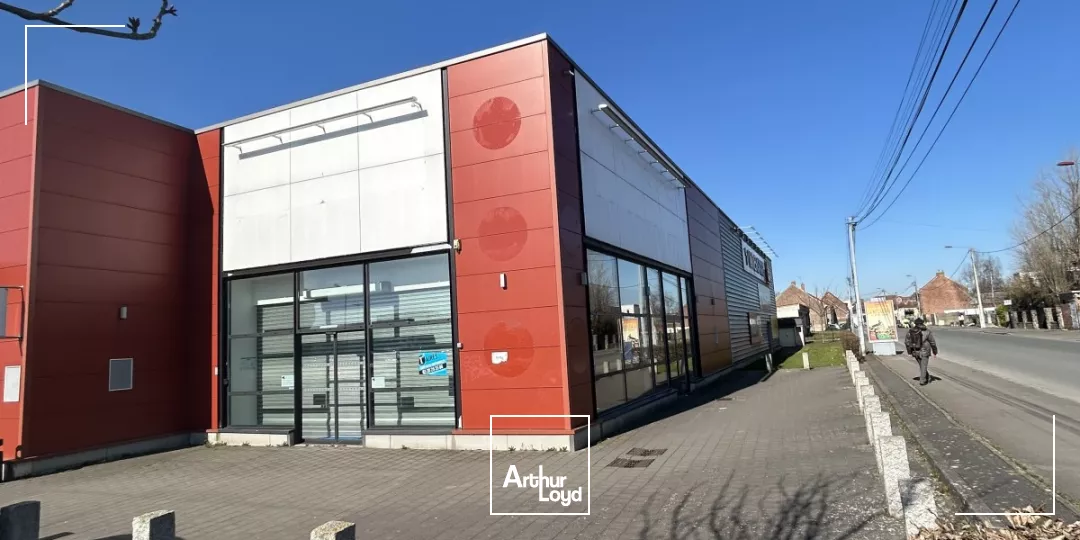 Location local commercial 410 m² - Visibilité maximale et accès direct à Hazebrouck 