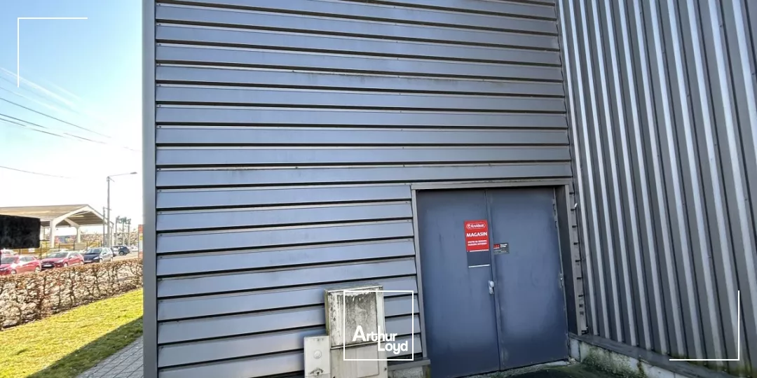 Location local commercial 410 m² - Visibilité maximale et accès direct à Hazebrouck 