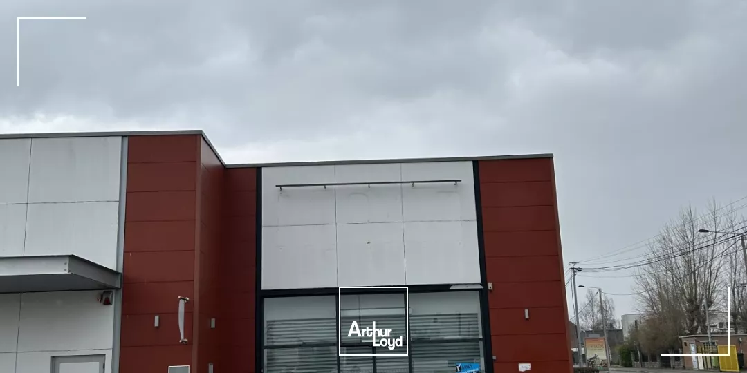 Location local commercial 410 m² - Visibilité maximale et accès direct à Hazebrouck 