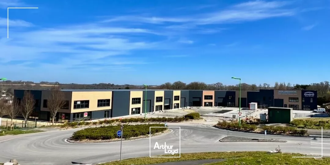 À LOUER EMPLACEMENT EXCEPTIONNEL - LOCAUX D'ACTIVITÉ NEUF 500 m2 