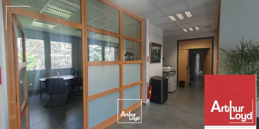 PIERRELATTE - PROCHE CENTRE -VILLE - A LOUER BUREAUX EN RDC DE 240 M2 ENVIRON