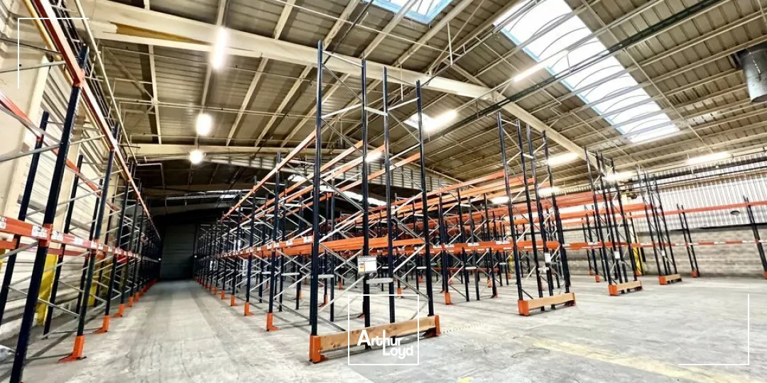 EXCLUSIVITÉ - ENTREPÔT 1600 m2 + TERRE PLEIN 1000 m2 VOIRIE LOURDE SÉCURISÉ - ACCÈS DIRECT AUTOROUTE A29 