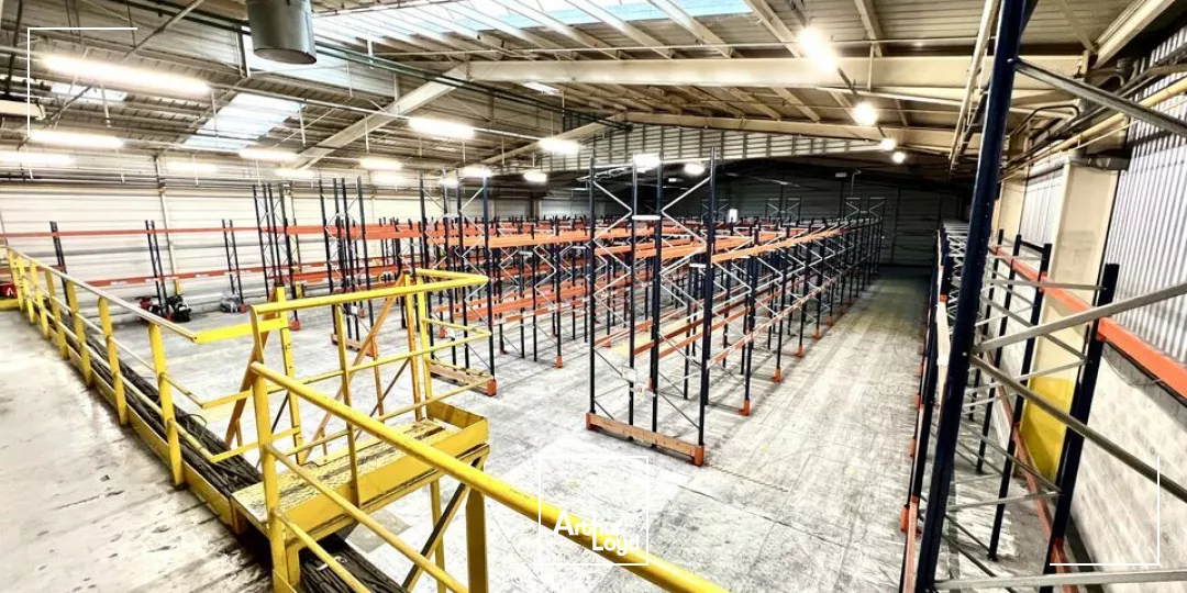 EXCLUSIVITÉ - ENTREPÔT 1600 m2 + TERRE PLEIN 1000 m2 VOIRIE LOURDE SÉCURISÉ - ACCÈS DIRECT AUTOROUTE A29 