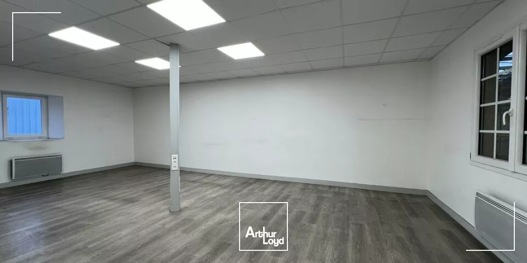 EXCLUSIVITÉ - ENTREPÔT 1600 m2 + TERRE PLEIN 1000 m2 VOIRIE LOURDE SÉCURISÉ - ACCÈS DIRECT AUTOROUTE A29 