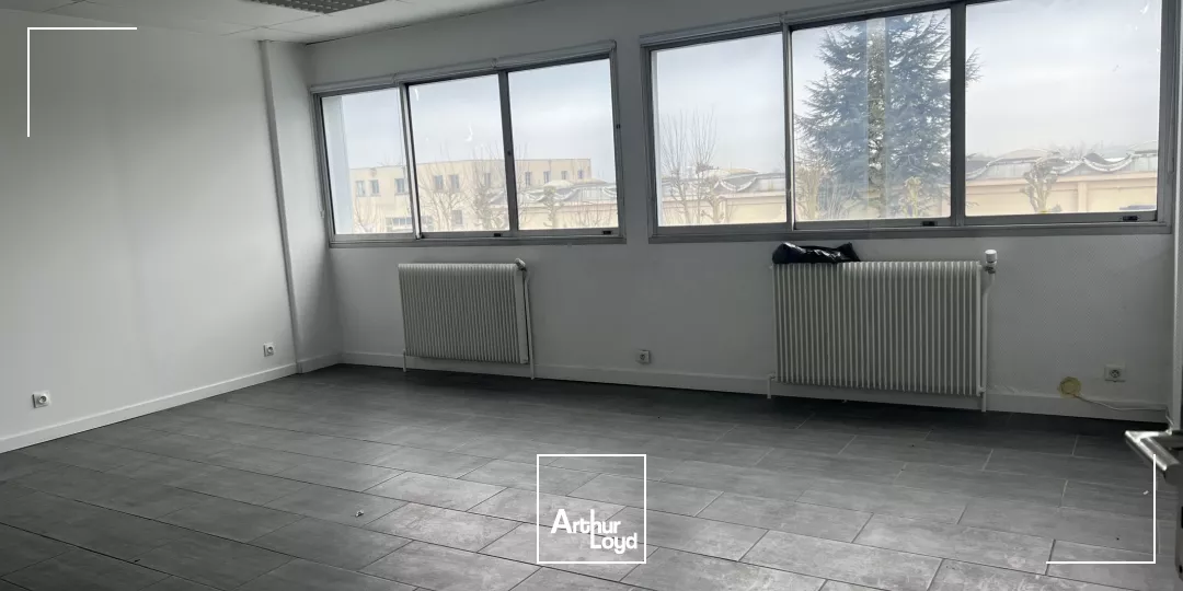 Location entrepôt industriel 1 340 m² - Goussainville, desserte routière A1/A104 et RER