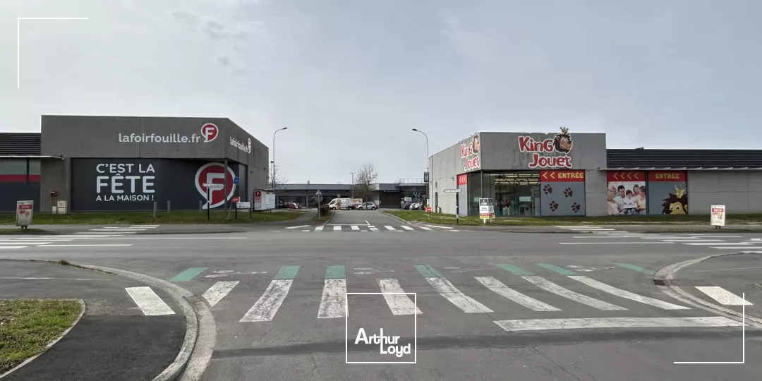 EXCLUSIVITÉ - 2 Locaux commerciaux disponibles, développant env 812 m2 & 638m2 - à louer - zone commerciale MATCH d'Halluin