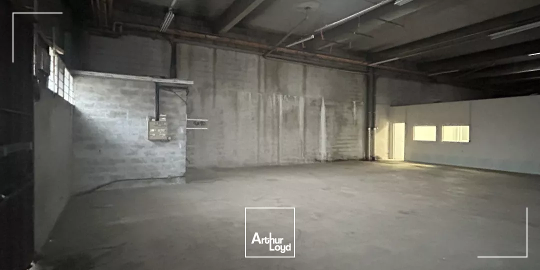 À LOUER - LOCAUX COMMERCIAUX 1600 M² DIVISIBLES - PESSAC