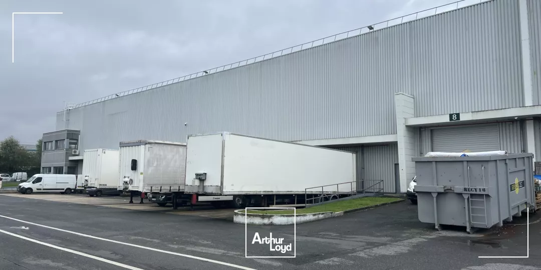 Entrepôts rénovés à louer à Mitry-Mory - 9 m HSP, 7 quais, site sécurisé, idéal logistique et industrie