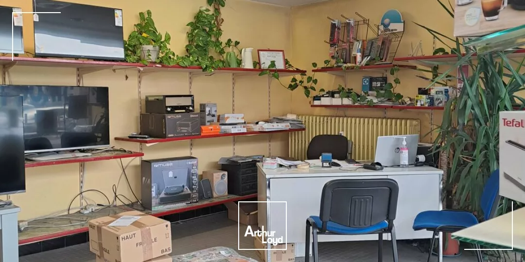 Local commercial de 300 m² à louer  Axe passant de Brive-la-Gaillarde