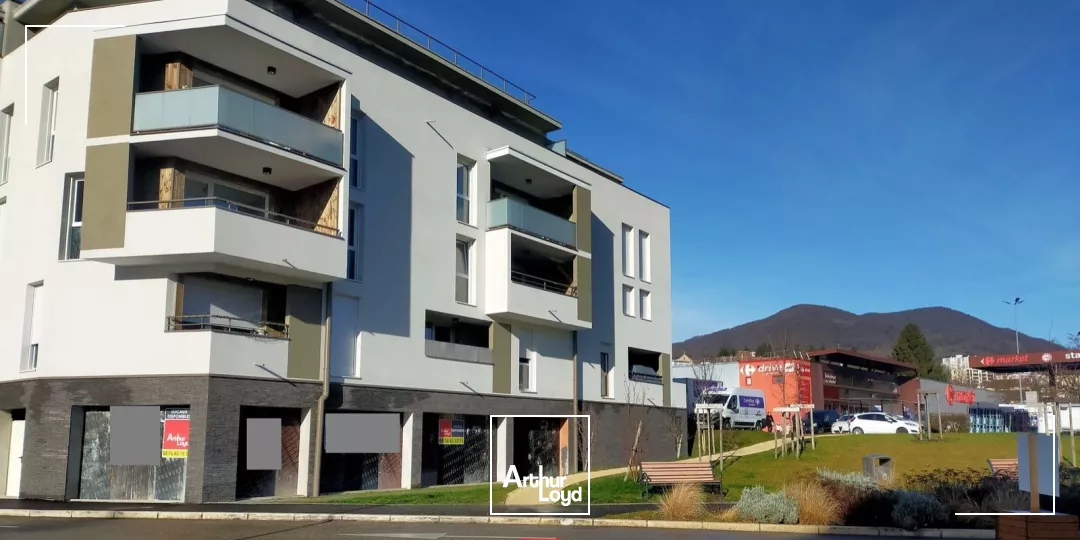 LOCAL COMMERCIAL 329M² A LOUER VOIRON PROCHE CENTRE VILLE PARKING