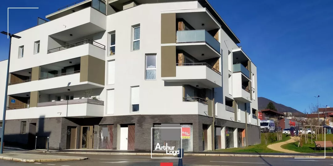 LOCAL COMMERCIAL 329M² A LOUER VOIRON PROCHE CENTRE VILLE PARKING