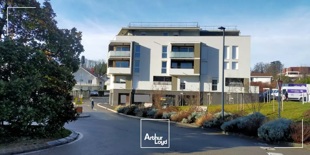 LOCAL COMMERCIAL 329M² A LOUER VOIRON PROCHE CENTRE VILLE PARKING