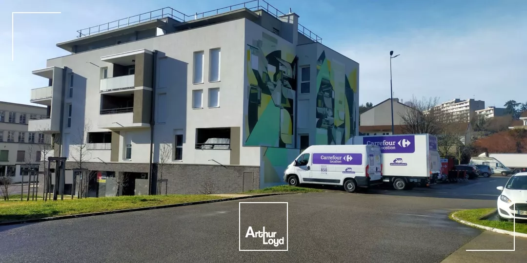 LOCAL COMMERCIAL 329M² A LOUER VOIRON PROCHE CENTRE VILLE PARKING
