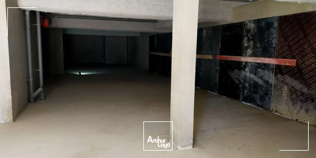 LOCAL COMMERCIAL 329M² A LOUER VOIRON PROCHE CENTRE VILLE PARKING