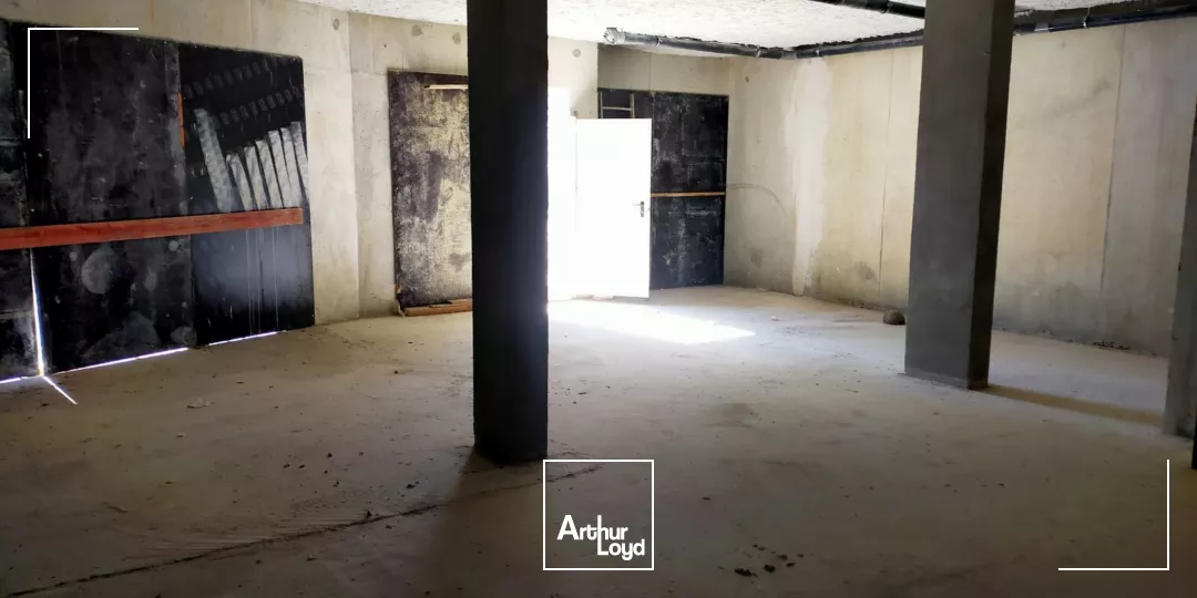 LOCAL COMMERCIAL 329M² A LOUER VOIRON PROCHE CENTRE VILLE PARKING