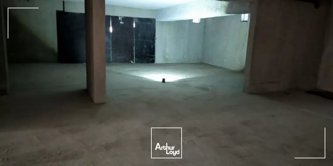 LOCAL COMMERCIAL 329M² A LOUER VOIRON PROCHE CENTRE VILLE PARKING