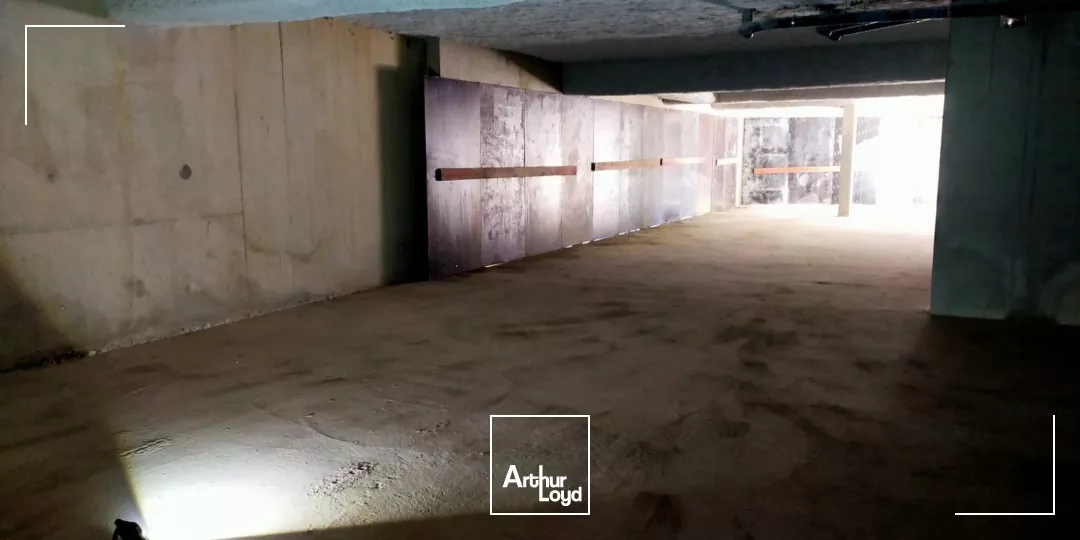 LOCAL COMMERCIAL 329M² A LOUER VOIRON PROCHE CENTRE VILLE PARKING