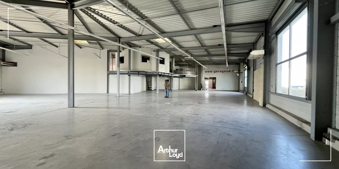 Local d'activités à usage commercial à louer de 772 m2 avec une forte visibilité, Nîmes,