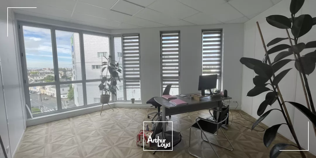 BUREAUX - A LOUER - 240 m2 - ST NAZAIRE - GARE - 
