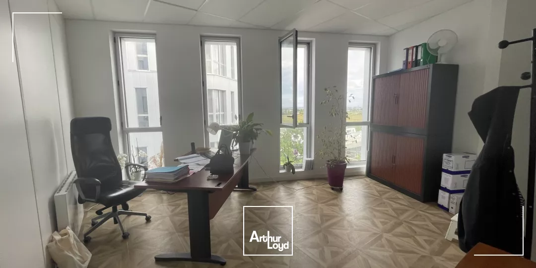 BUREAUX - A LOUER - 240 m2 - ST NAZAIRE - GARE - 