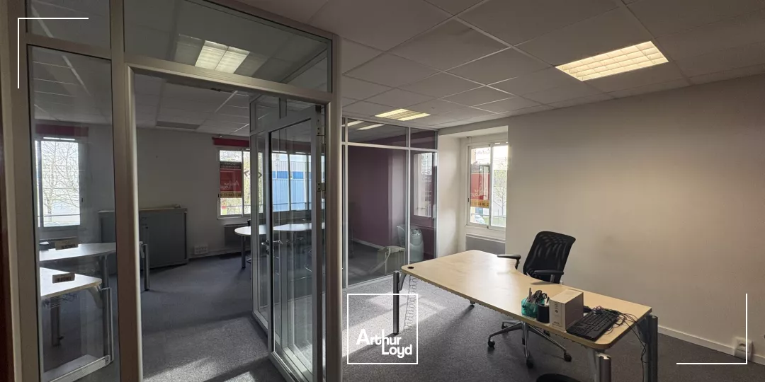 Louez vos bureaux 61 m² à Olivet : Accès rapide à Orléans, transports en commun et commerces à proximité