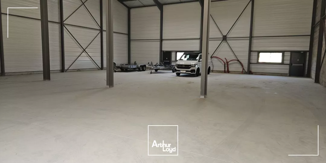 Rare à Lézignan-Corbières, local d'activité à louer de 480 m2 divisibles à partir de 240 m2