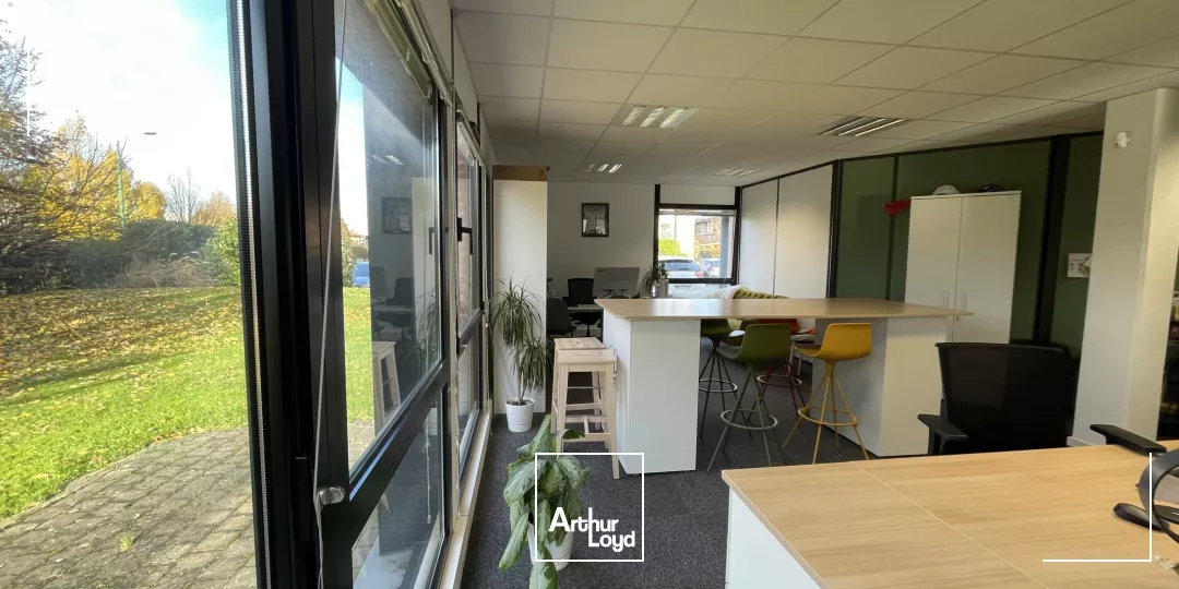 Bureaux à louer - Wambrechies - Rocade Nord-Ouest - Situé dans un environnement verdoyant et agréable, nous vous proposons à la location une belle surface de bureaux avec de très bonn...