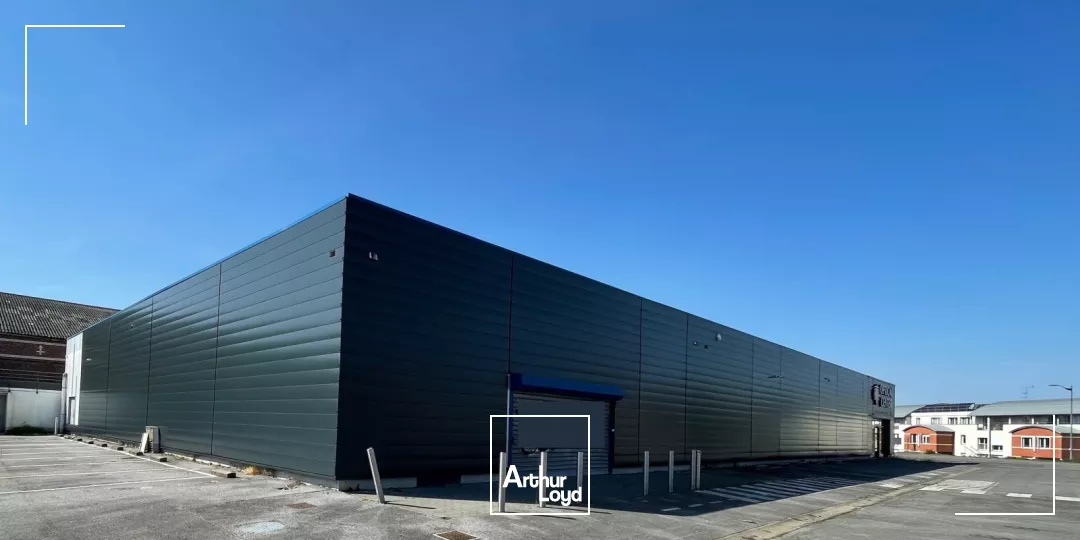 A LOUER - LOCAUX COMMERCIAUX - - 893 m2 - SAINT-QUENTIN :