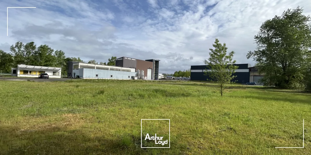 Site industriel à vendre à Ambes. 